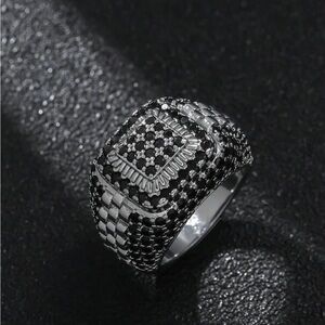 NEW MEN’S SILVER/BLACK RING